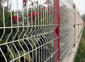 供应新疆护栏 三角折弯护栏网 花园围栏网厂