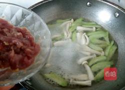 斗鸡菇丝瓜肉片汤的做法